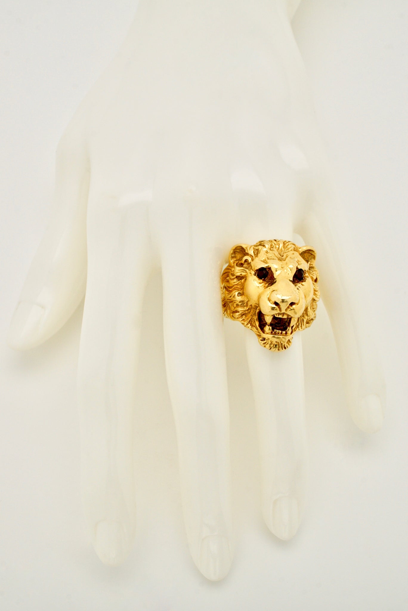 Vintage 18k Gold and Garnet Lion Head Ring - Italy
