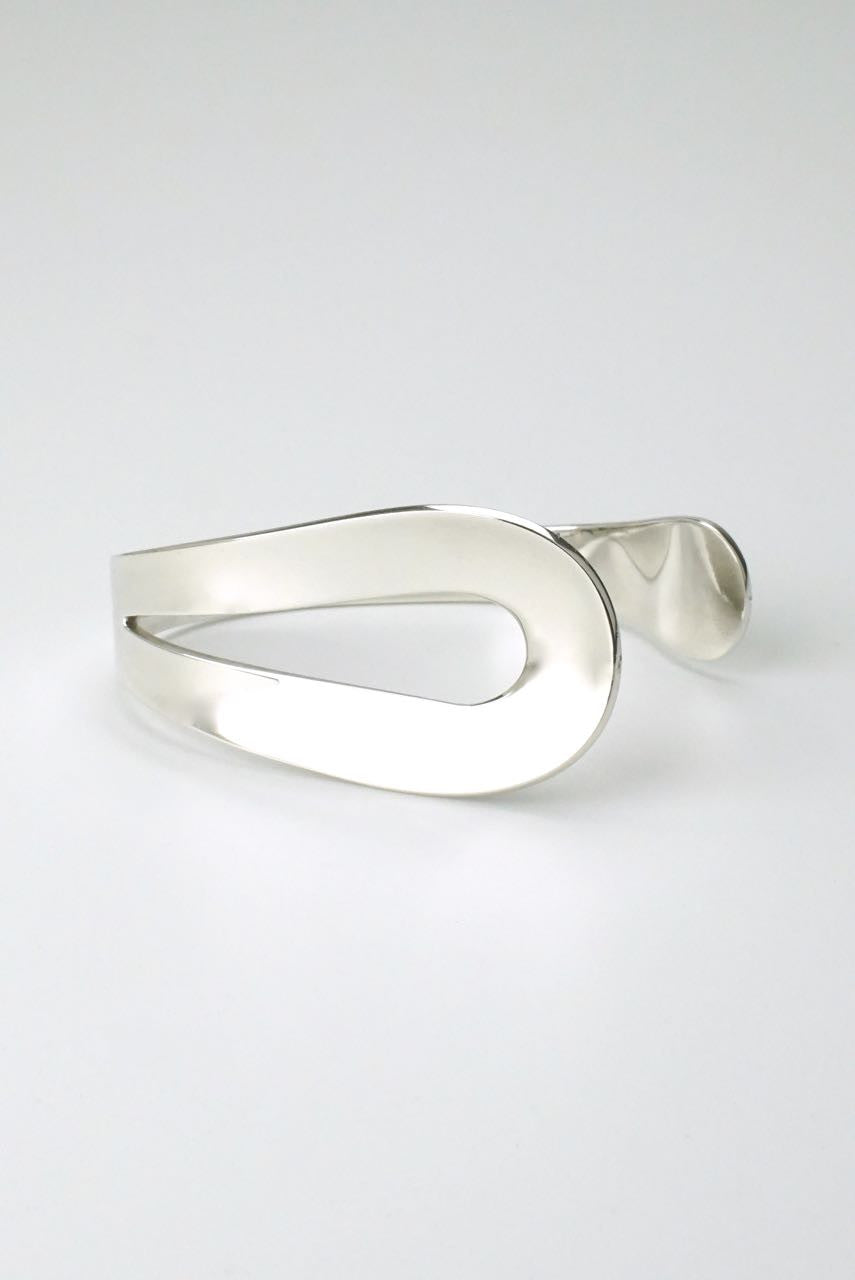 Horsens silver modernist loop cuff