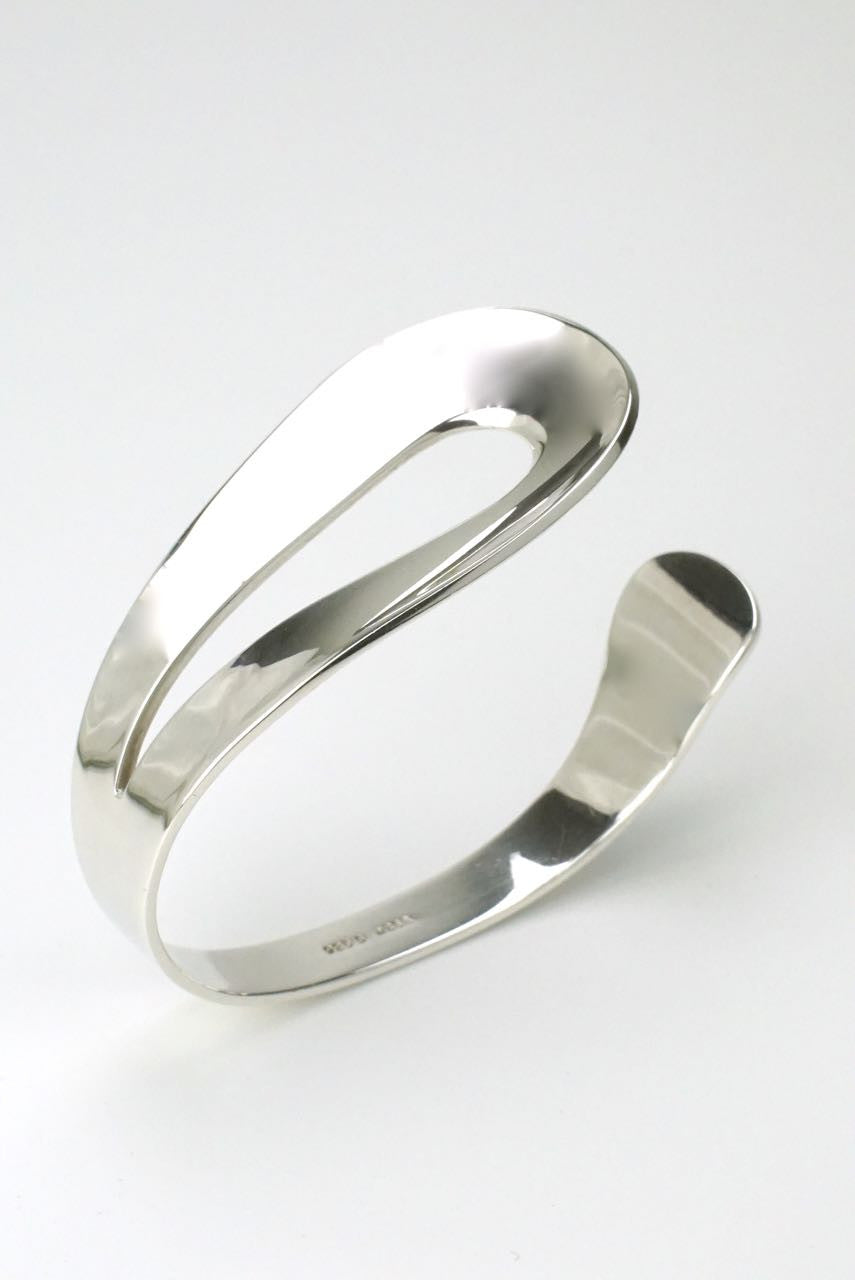 Horsens silver modernist loop cuff