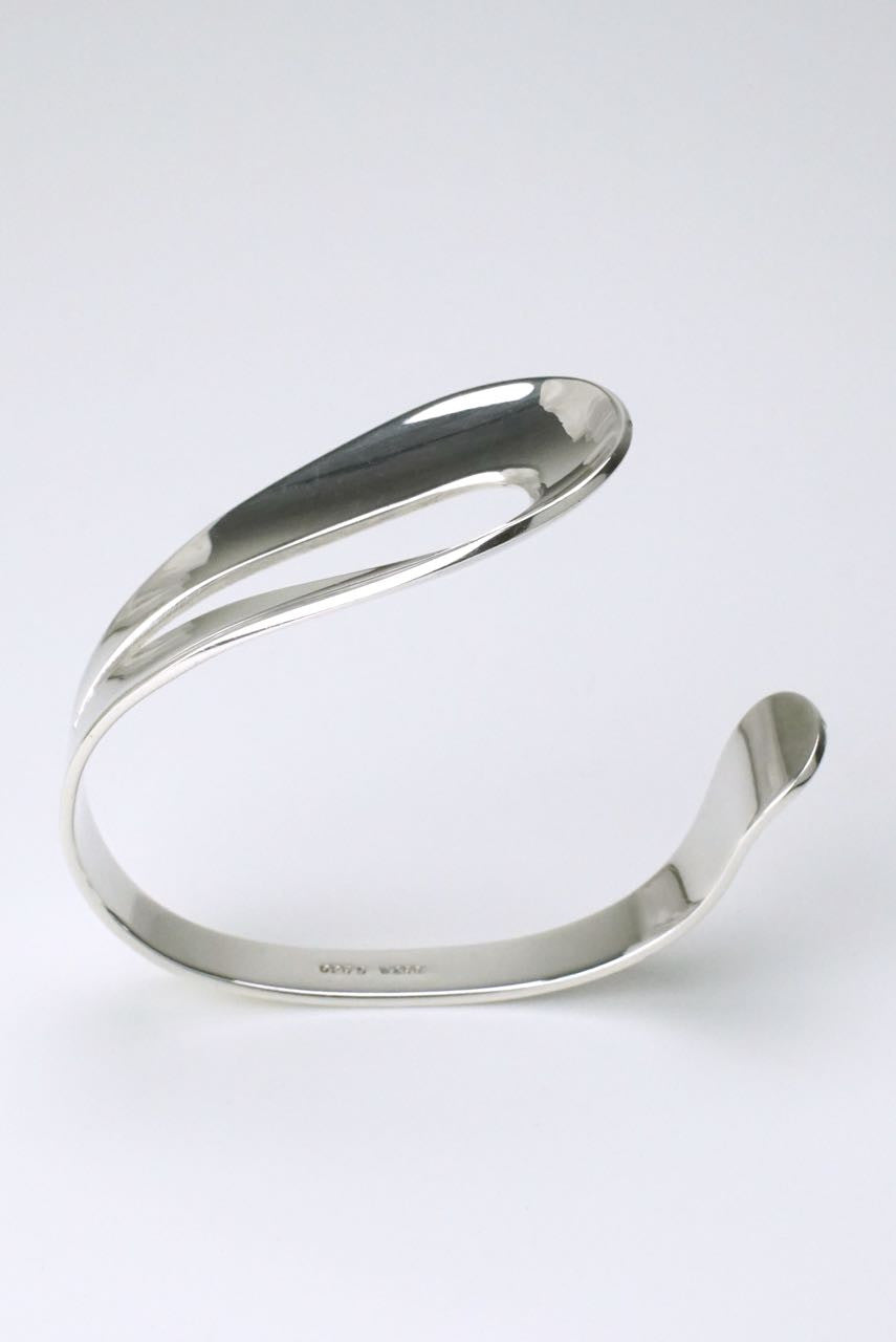 Horsens silver modernist loop cuff