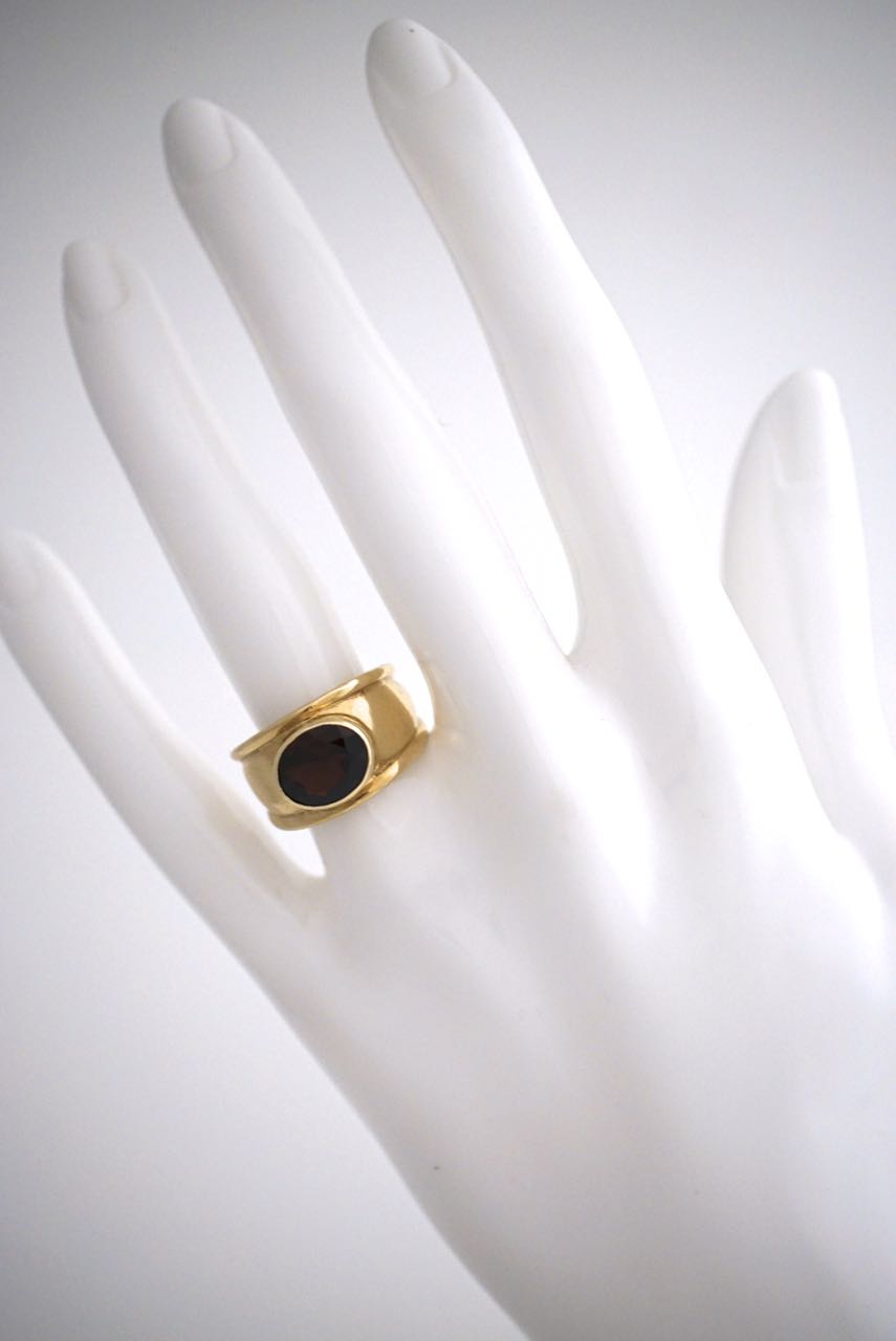Vintage 9k yellow gold garnet wide band ring