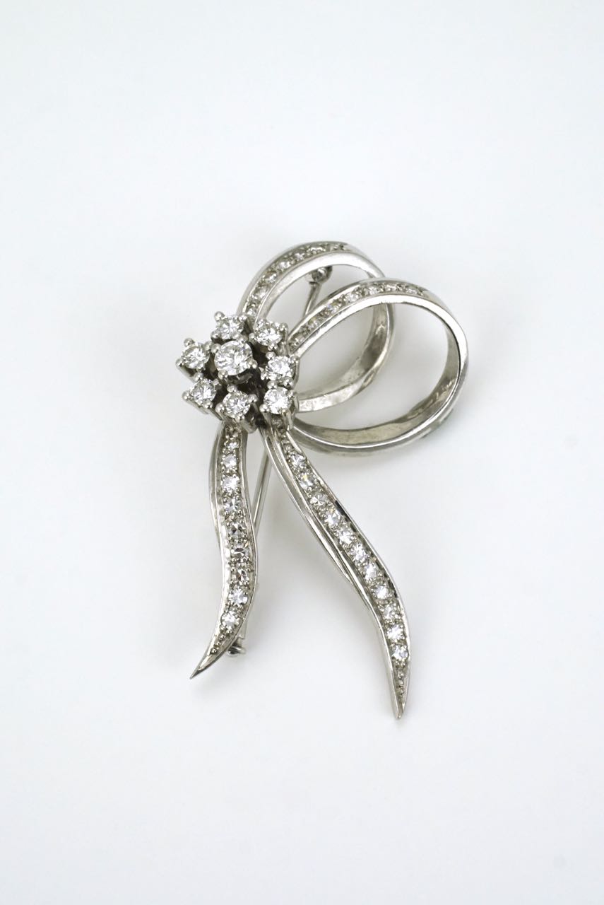 Vintage 18k white gold diamond ribbon brooch pin 1960s – antiques-art-design