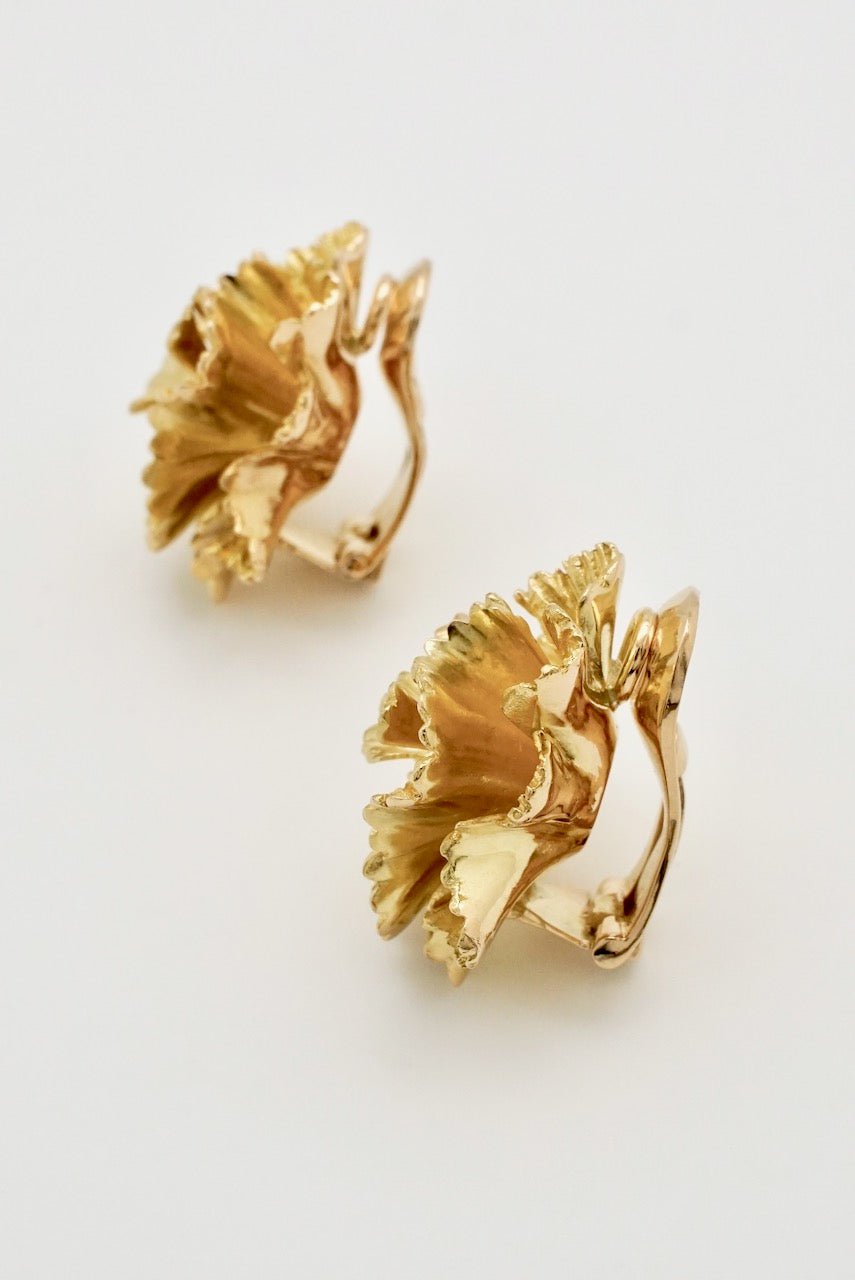 Vintage 18k Yellow Gold Textured Flower Ruffle Clip Earrings 1970s