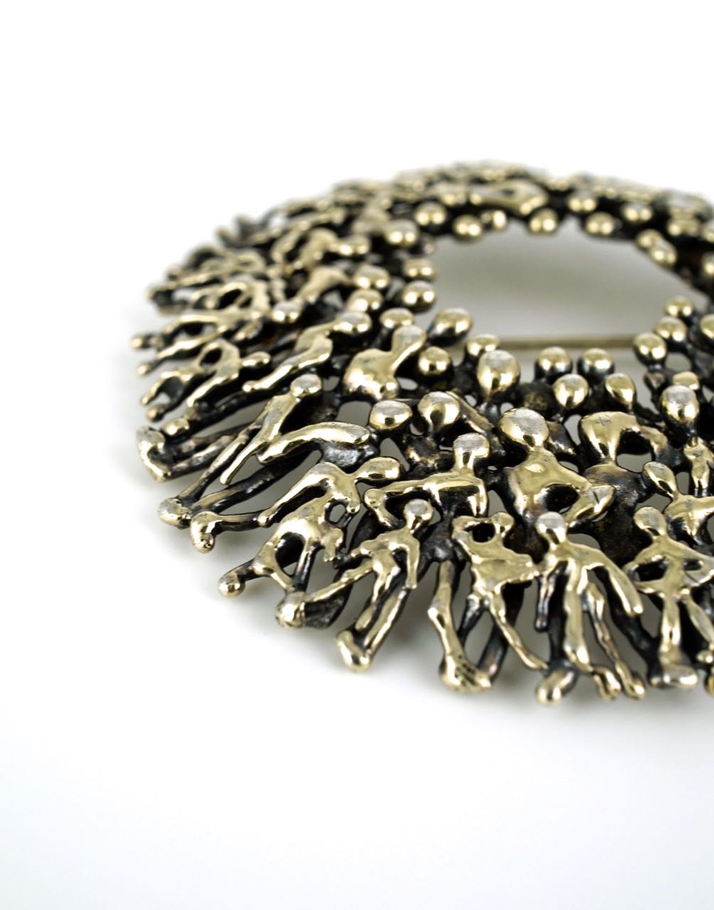 Stuart Devlin sterling silver abstract people round textured brooch 1980s
