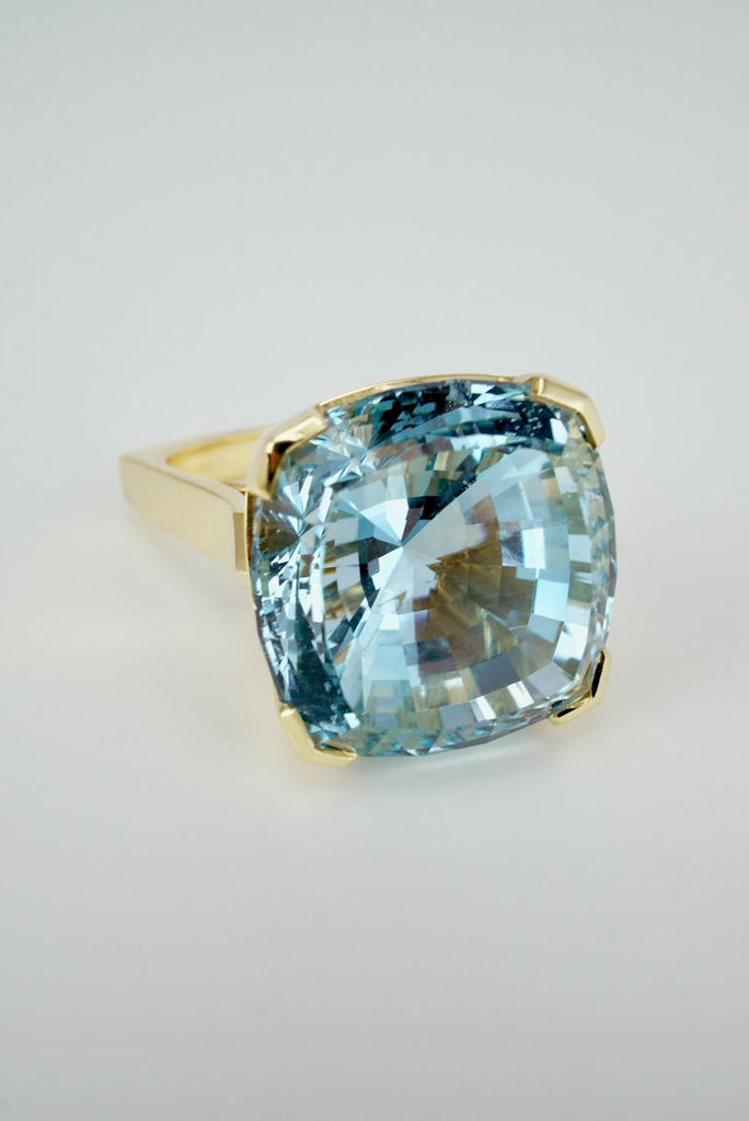 Vintage 18K Yellow Gold Cushion Cut Blue Topaz Cocktail Dress Ring