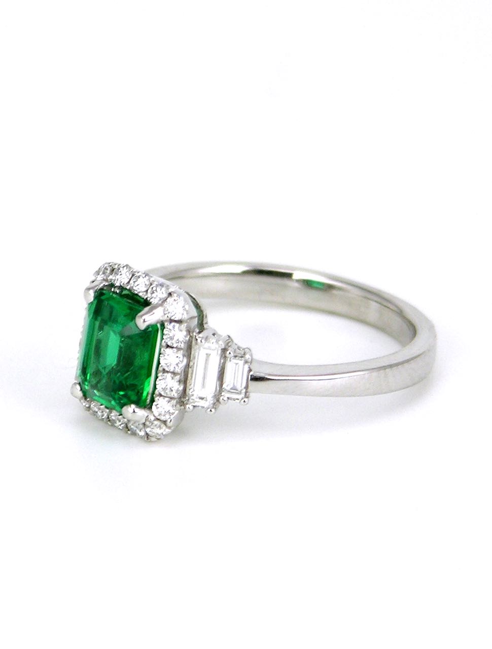 18k white gold emerald and diamond ring