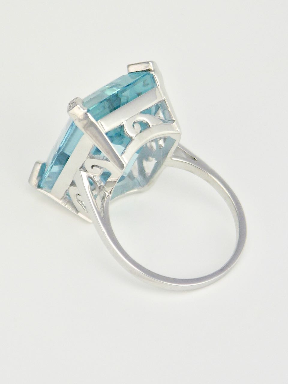 Vintage 18k White Gold Aquamarine and Diamond Ring