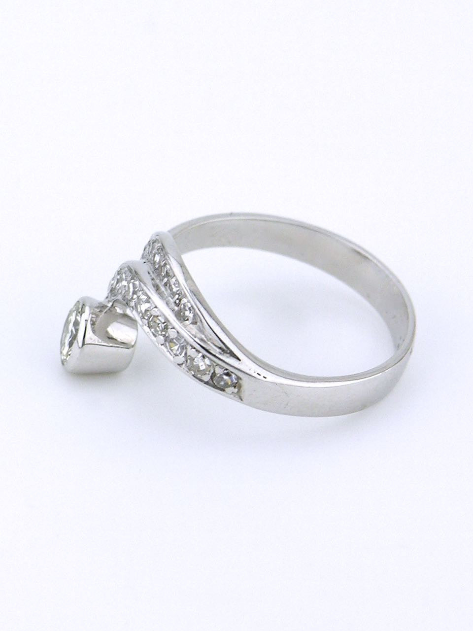 18k white gold and diamond swirl ring